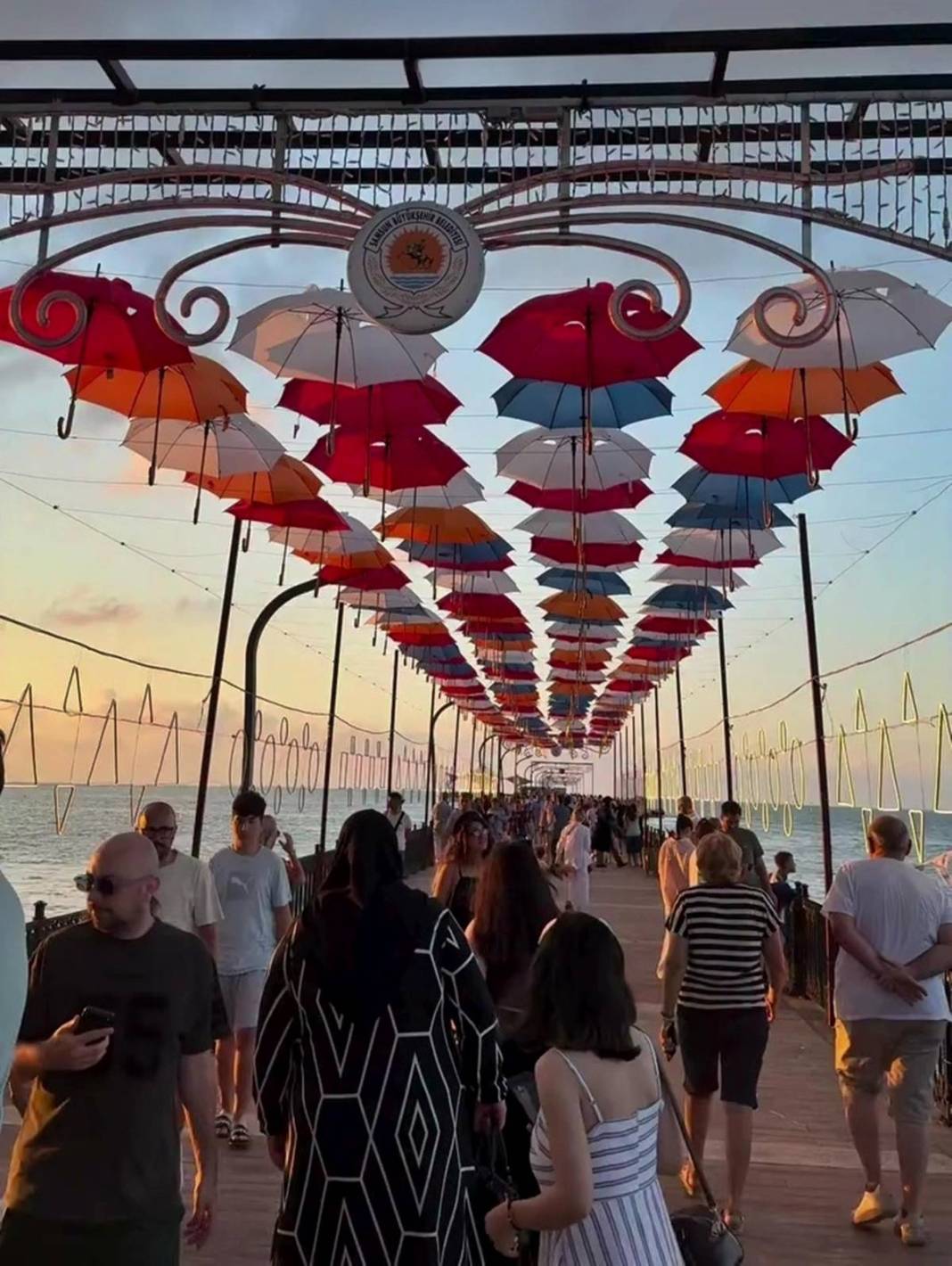 Fotoğraf tutkunları buraya akın ediyor: Rengarenk şemsiyeler, sahilin yeni cazibe merkezi oldu 16